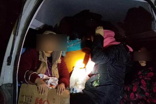 核载6人的车硬塞了28人！超员366%