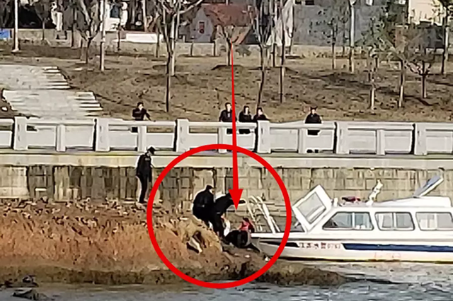天寒地冻男子跳河轻生 丹阳多路民警合力解救