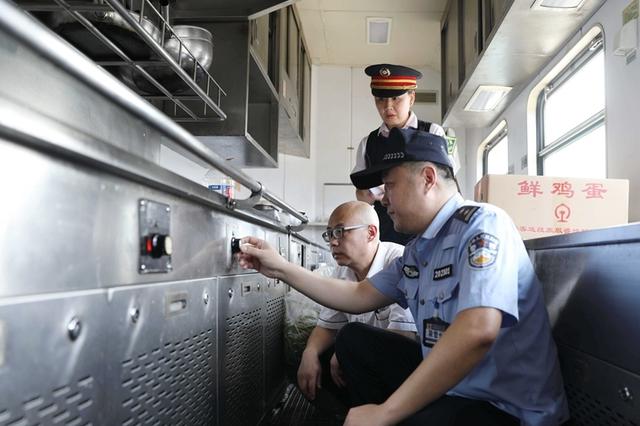 盐城一女学生与网友“私奔” 两地铁警联动将其劝返