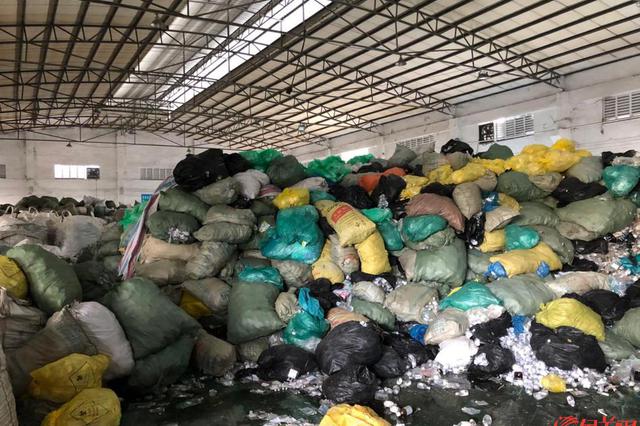 南京海关凌晨行动查获走私进口废布、废塑料300余吨