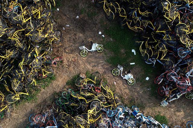 江宁一空地堆着上万辆废弃单车 已责令尽快清运