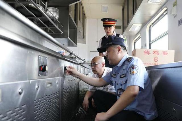 不图钱财图刺激 男子高铁偷行李箱落入法网