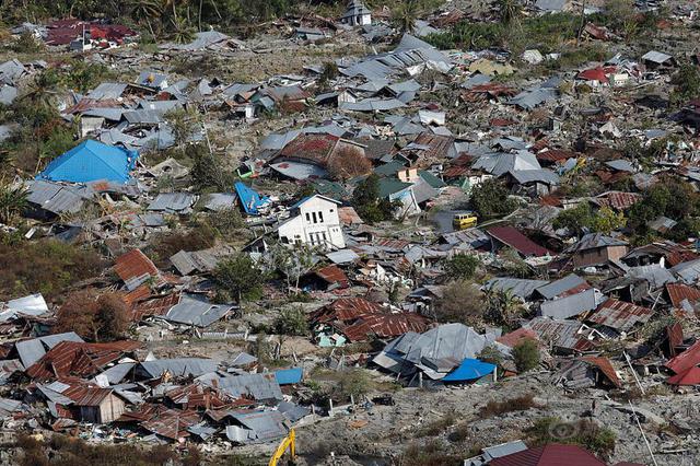 印尼遭海啸袭击至少43人遇难 或系火山活动引发