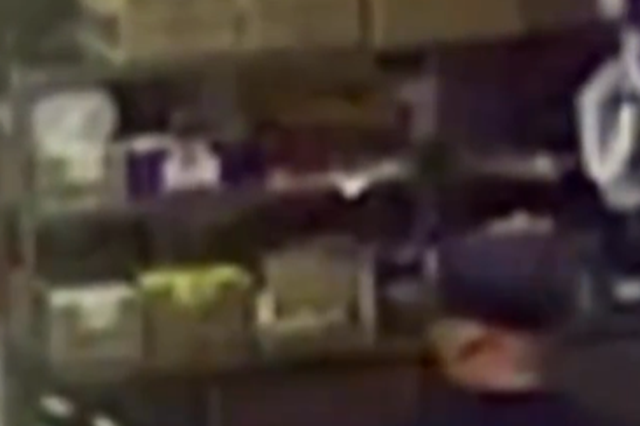 女室友被前男友刺伤倒地 不足一米六的她抓住持刀者的手