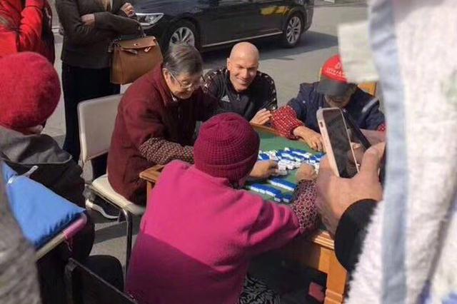 姐姐忙着打麻将 竟让妹妹冒名顶替办车管业务