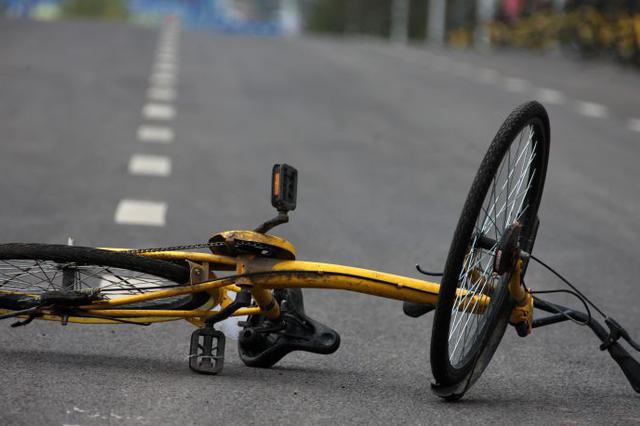 大学生被乱停放的共享单车绊倒 状告单车公司侵权