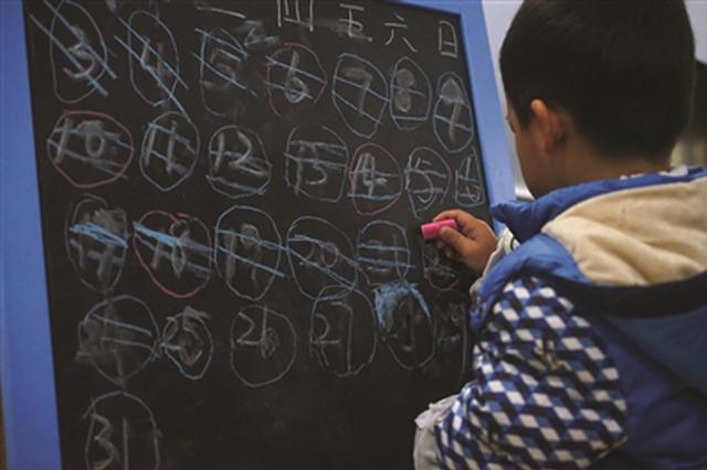 手绘交警爸爸值班小黑板 4岁“警宝”获百万网友点赞