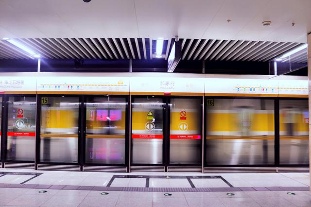 上海一乘客违规翻越地铁安全门 被卡门与车体之间死亡