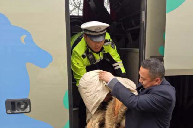 寒风中暖心一抱！南京交警将孤身瘫痪病人抱下客车