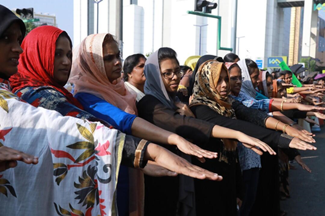 元旦620公里“人墙”抗议后 两名女性终进入印度神庙