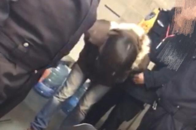 男子骑车尾随女子“袭胸” 被警方当场抓获