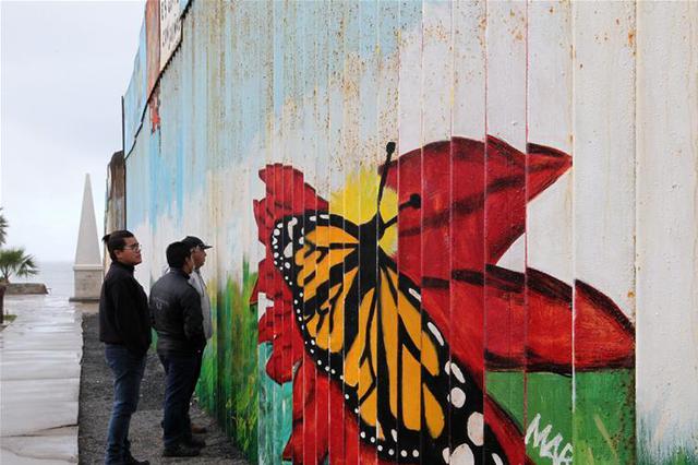 美国政府在边境使用催泪瓦斯 移民在动乱中迎新年