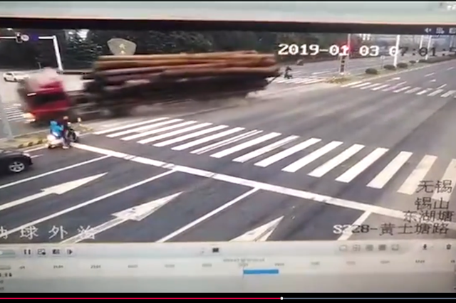 无锡一木材运输车避让电动自行车时侧翻，已致1死2伤