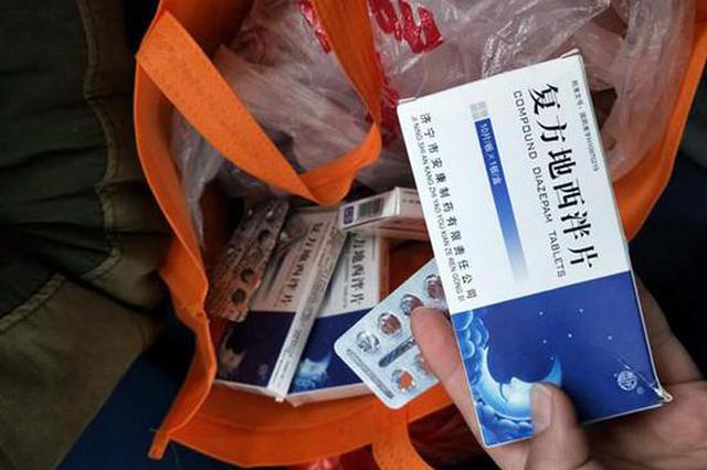 儿子欠下20多万赌债，父亲绝望中在火车站连服4盒药欲自杀