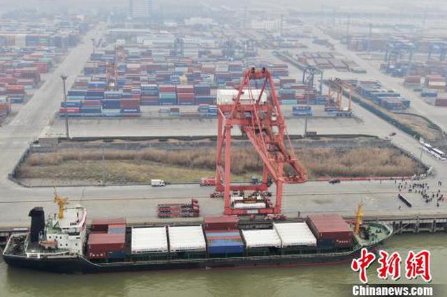 中国首次LNG罐式集装箱江海联运在南京港完成卸载