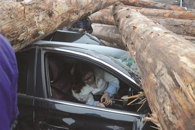 无锡大货车侧翻事故 律师详解各方应负什么样的责任