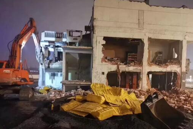 扬州快速路400多平方米“钉子网吧”拆除