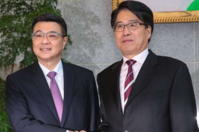 民进党新主席要大陆放弃“一个中国” 蔡英文笑了