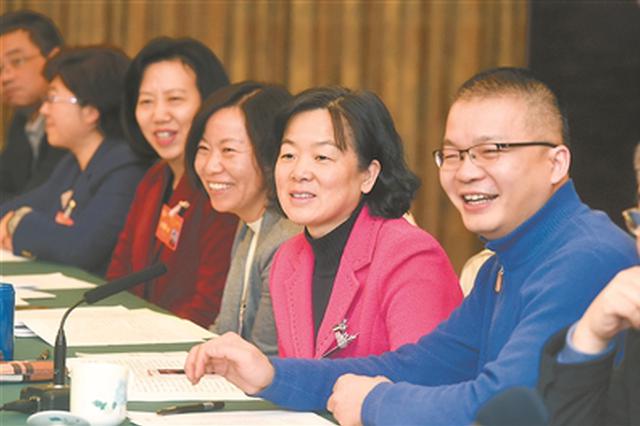 参加省十三届人大二次会议的代表陆续抵宁