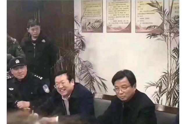 洪泽官员回应过期疫苗接访时在笑：接待群众要求亲和
