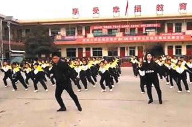小学校长带师生跳“鬼步舞”走红网络