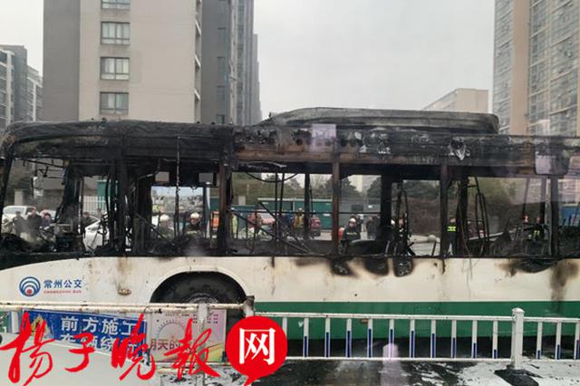 常州一公交车行驶途中突发自燃 事发时载有十多名乘客