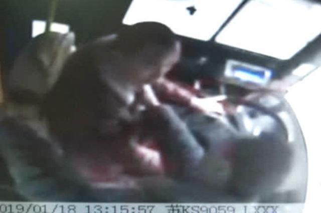 江苏男子一拳打在司机脸上致公交失控 幸好司机及时刹车