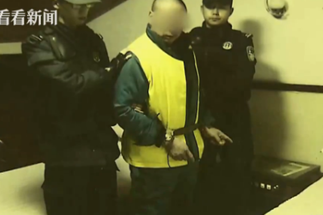 女孩深夜回家遭劫 男子奋力搏斗制服歹徒