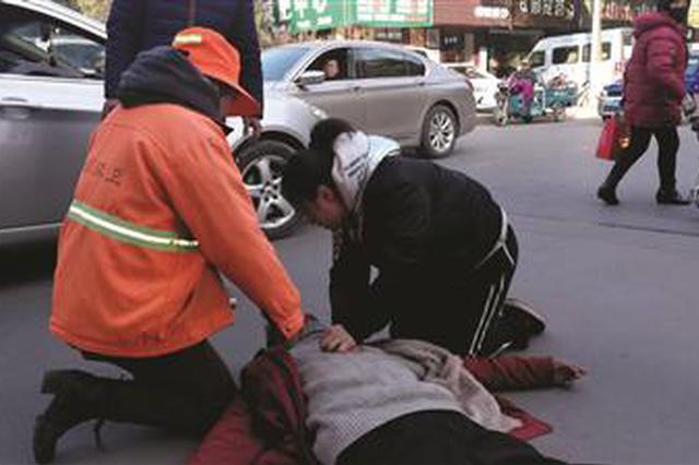 五旬男子突然倒地 扬州温暖女孩口对口做人工呼吸