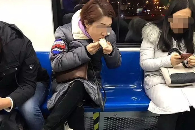 “上海凤爪女”转战北京地铁，人类无法阻挡凤爪女了？