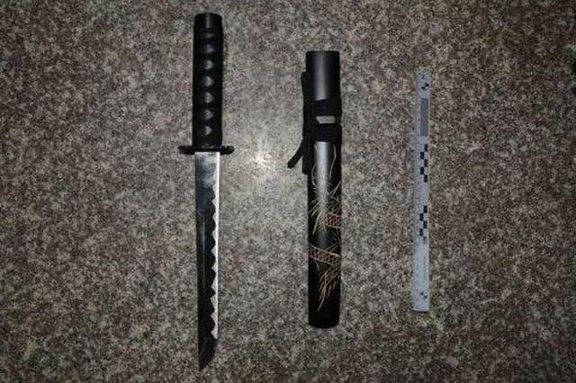 蒙面男深夜带3把刀入室抢劫 被一家三口反擒