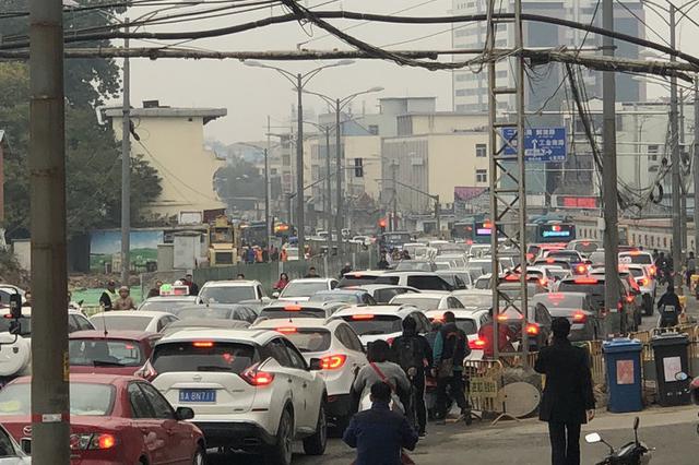 南京进入“年堵”模式 交警呼吁乘公交去商圈