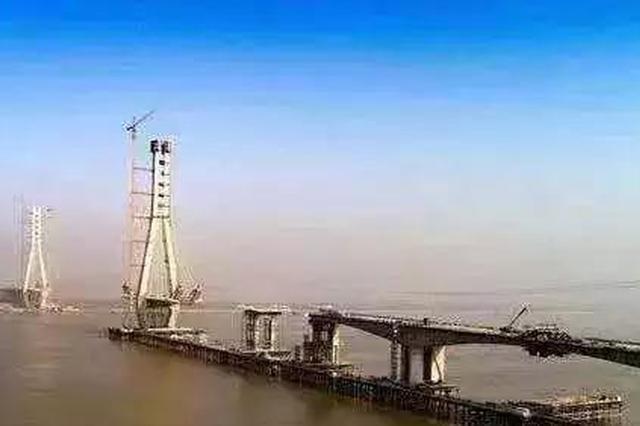 二桥出城方向拥堵 市民可选择走过江通道及长江大桥