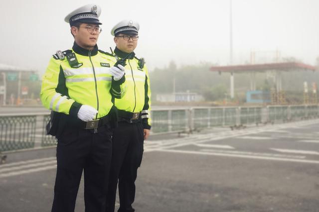 “没才艺真不敢做交警”交警小哥手绘漫画送司机