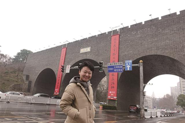 城门挂春联：弘扬传统文化实施文化惠民