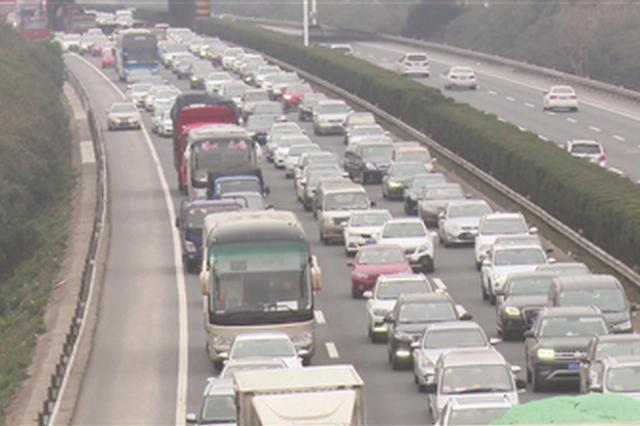 江苏多地高速今迎节前车流首次高峰