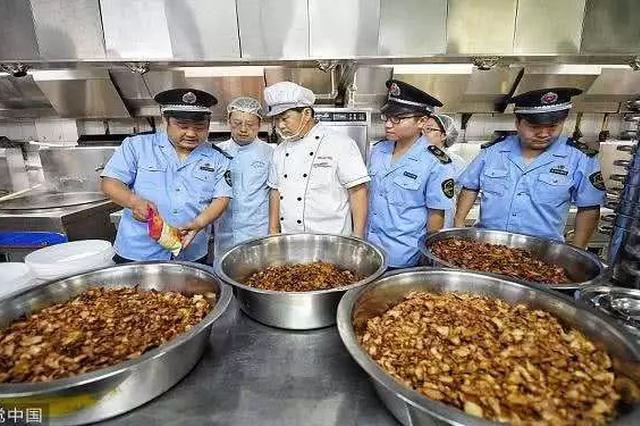 老板用料包举报自家黑心店 新京报：良心过得去？