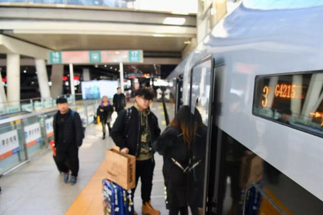 长三角铁路迎节前客流高峰 春运8天发送旅客1649.1万人次
