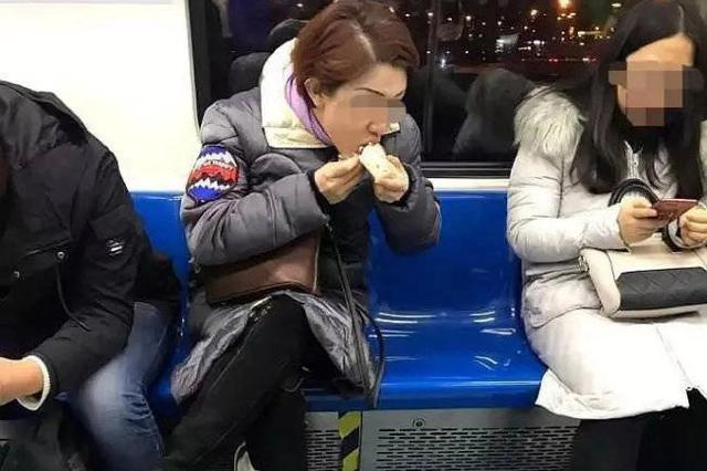 女子地铁吃糕点拒不收拾残渣 被行政拘留