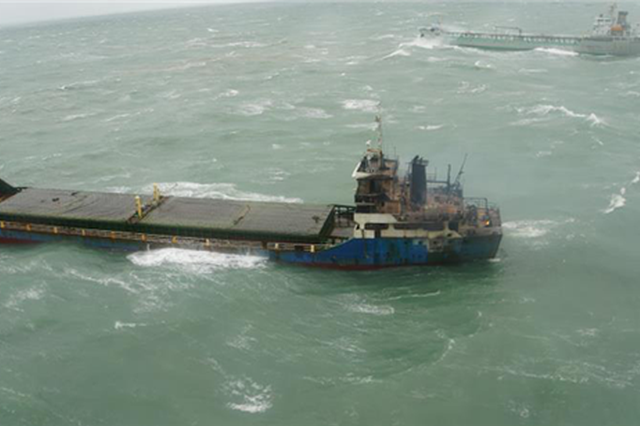 盐城附近一货轮海上失火直升机空中救援 11人全部获救