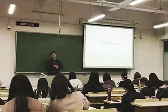 南大红楼梦神作业收官：一本正经搞笑 逼学生读书