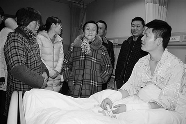 居民楼中男子引爆液化气瓶 好民警防止二次爆燃