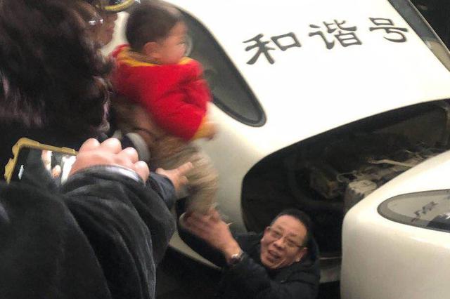 妈妈给儿子拍动车合影让其后退 孩子突跌落轨道