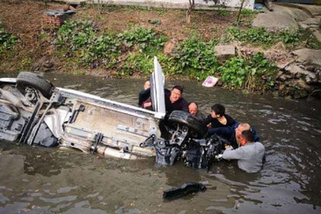 轿车冲入河中 小伙甩掉羽绒服跳入冰水救人