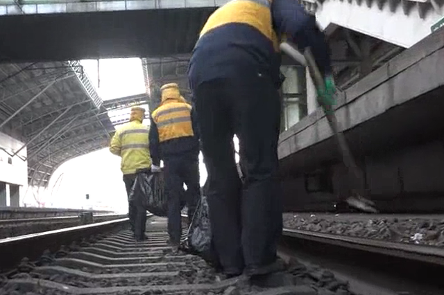 铁路南京站的“清道夫” 一步一脚印奋战春运