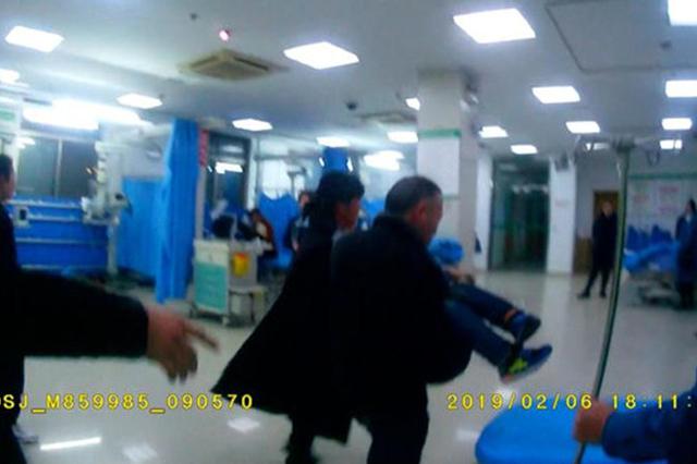 幼童发高热急需转院 红灯为他闯警报为他鸣