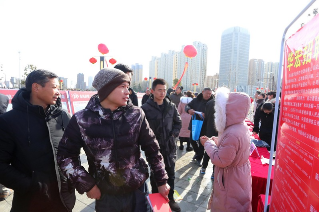 东海县举办人才大集 近万岗位留住2000多名打工者