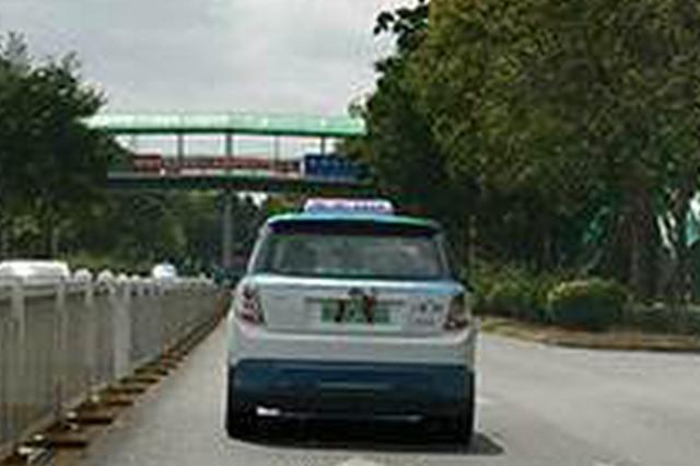 车主图吉利过年车牌系红绳被举报 交警：马上查处