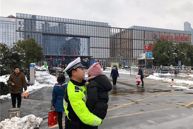 交警扫雪路上遇生病送医的女儿：爸爸忙完就来陪你