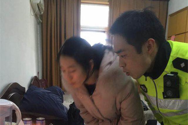 高速交警大年初三30岁生日 爱妻中午送蛋糕到岗位庆生